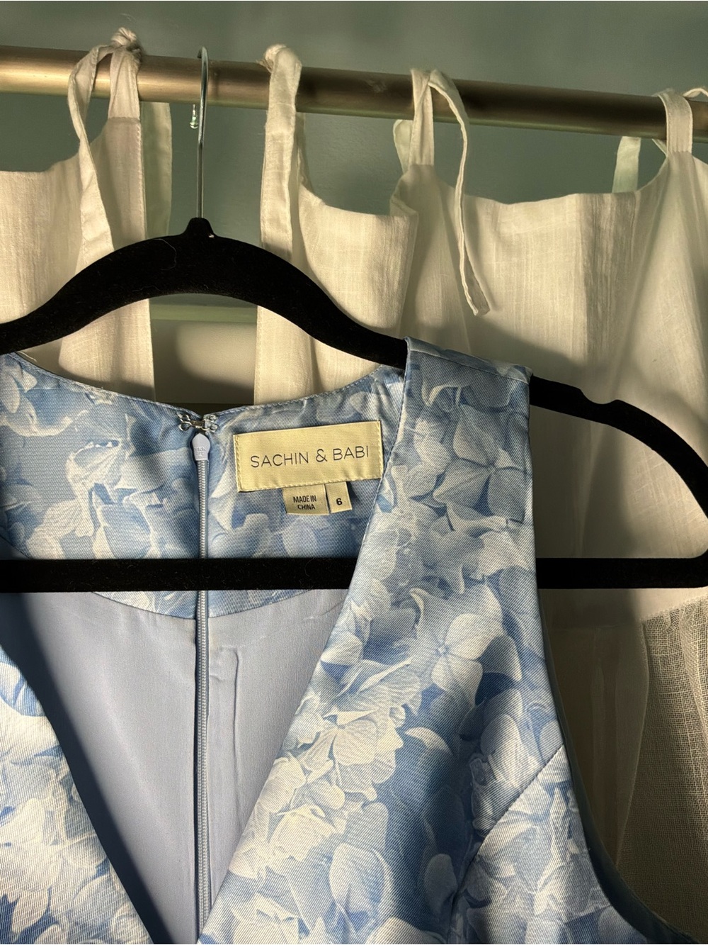Sachin + Babi Sleeveless Light Blue Floral V-Neck Floor Length Formal Dress - Picture 7 of 10
